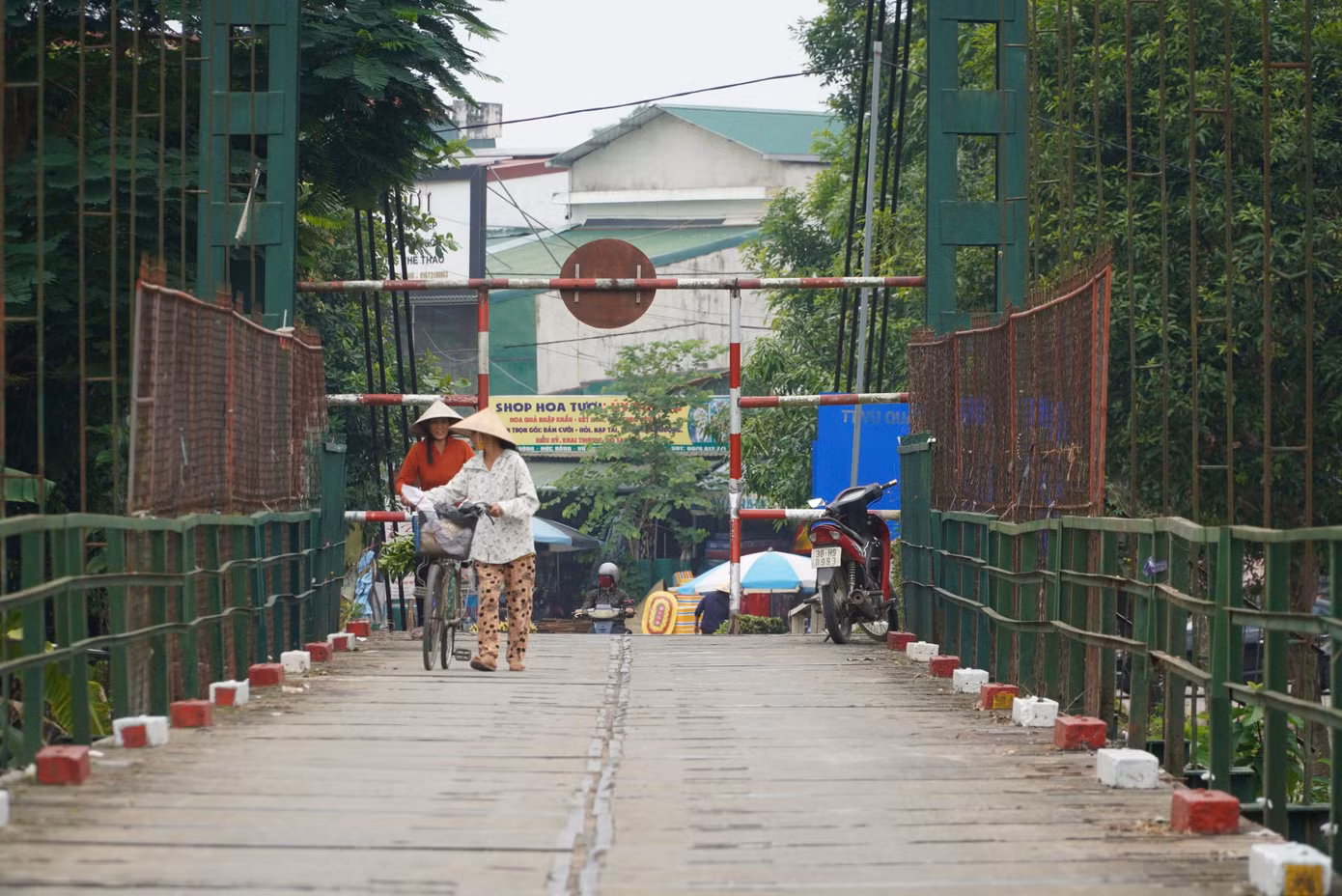 Tuy nhiên, đây là khu vực giao thương đến Chợ Bộng nên có lưu lượng người, xe máy, xe đạp đi lại rất đông.