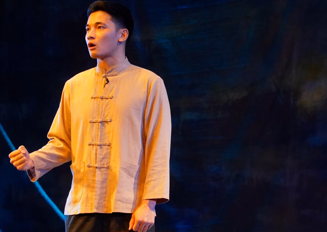 Diễn viên Quang Trọng vào vai Lý Tự Trọng. Diễn viên Quang Trọng vào vai Lý Tự Trọng.