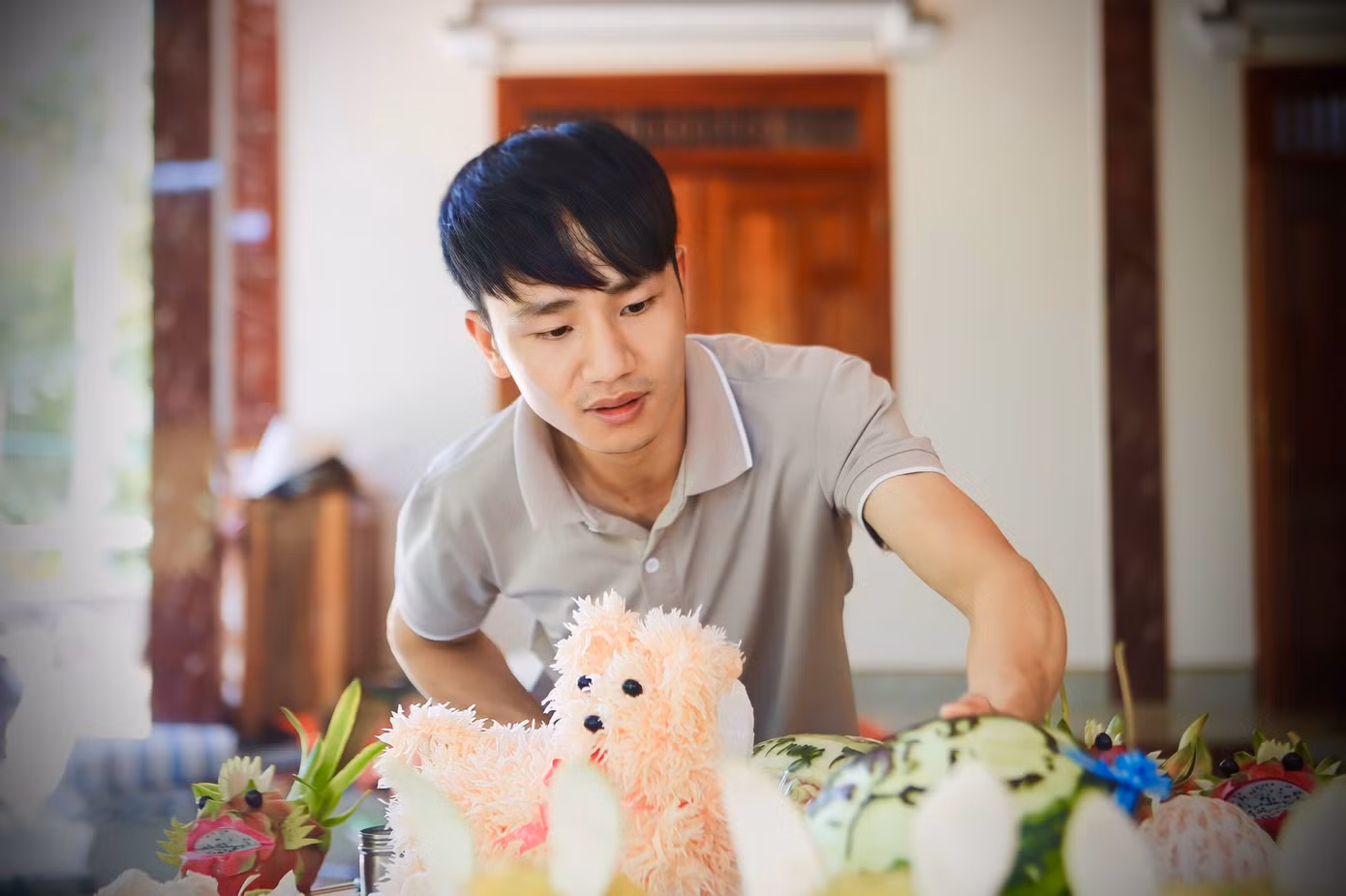Không khí trung thu đang rộn ràng khắp nơi, đây cũng là thời điểm dịch vụ bày mâm cỗ trung thu, cắt tỉa hoa quả trở nên đắt hàng. Những ngày này anh Phạm Quang Thiết (SN 1994, trú tại Hà Tĩnh) đang tất bật cắt tỉa hoa quả để làm mâm cỗ trung thu cho khách hàng. Không khí trung thu đang rộn ràng khắp nơi, đây cũng là thời điểm dịch vụ bày mâm cỗ trung thu, cắt tỉa hoa quả trở nên đắt hàng. Những ngày này anh Phạm Quang Thiết (SN 1994, trú tại Hà Tĩnh) đang tất bật cắt tỉa hoa quả để làm mâm cỗ trung thu cho khách hàng.