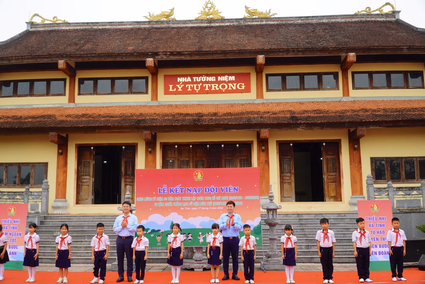 Buổi lễ kết nạp 70 thiếu niên tiêu biểu thuộc Liên đội Trường Tiểu học Lý Tự Trọng vào tổ chức Đội Thiếu niên Tiền phong Hồ Chí Minh. Buổi lễ kết nạp 70 thiếu niên tiêu biểu thuộc Liên đội Trường Tiểu học Lý Tự Trọng vào tổ chức Đội Thiếu niên Tiền phong Hồ Chí Minh.