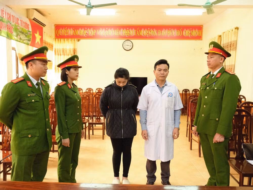 Bác sĩ cùng điều dưỡng bị khởi tố. Bác sĩ cùng điều dưỡng bị khởi tố.