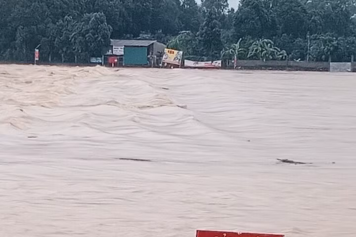 Nước sông Ngàn Sâu dâng cao do mưa lớn.