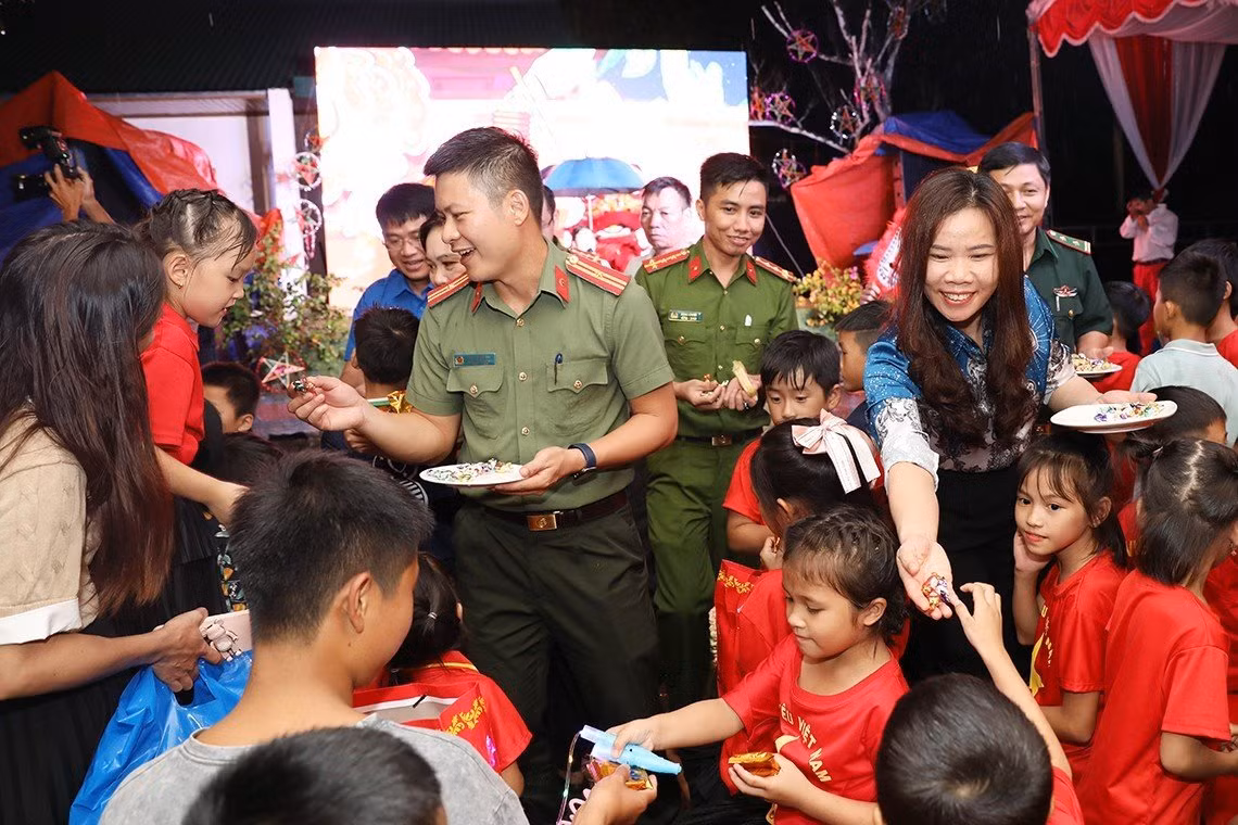 Các em thiếu nhi dân bản Phú Lâm đã được phá cỗ trăng rằm.