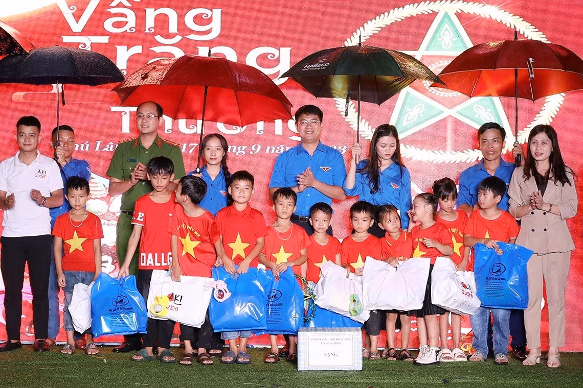 Trước đó chương trình “Vầng trăng yêu thương” cũng đã mang Trung thu đến với trẻ em miền núi, trong đó có các em đồng bào dân tộc Lào Thưng.