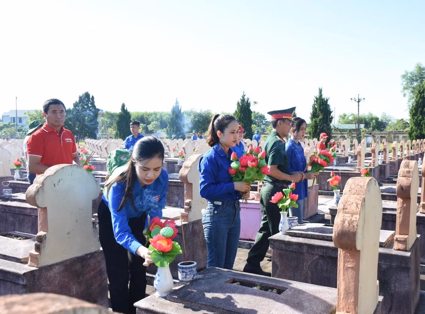 "Đây là hoạt động có ý nghĩa giáo dục thế hệ trẻ về quá khứ hào hùng của dân tộc, cũng như thể hiện tấm lòng tri ân sâu sắc đối với các anh hùng, liệt sĩ đã anh dũng ngã xuống vì độc lập, tự do của Tổ quốc. Trước đó các bạn đoàn viên, thanh niên cũng tiến hành ra quân vệ sinh môi trường, quét dọn, tôn tạo cảnh quan tại các nghĩa trang", chị Nguyễn Ny Hương - Phó Bí thư Tỉnh Đoàn Hà Tĩnh chia sẻ. "Đây là hoạt động có ý nghĩa giáo dục thế hệ trẻ về quá khứ hào hùng của dân tộc, cũng như thể hiện tấm lòng tri ân sâu sắc đối với các anh hùng, liệt sĩ đã anh dũng ngã xuống vì độc lập, tự do của Tổ quốc. Trước đó các bạn đoàn viên, thanh niên cũng tiến hành ra quân vệ sinh môi trường, quét dọn, tôn tạo cảnh quan tại các nghĩa trang", chị Nguyễn Ny Hương - Phó Bí thư Tỉnh Đoàn Hà Tĩnh chia sẻ.