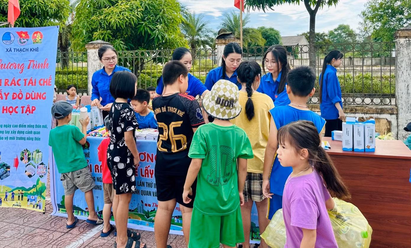 Đến nay, sau hơn 2 tuần thực hiện, các cơ sở Đoàn trên toàn huyện đã tổ chức hơn 500 lượt đổi rác lấy đồ dùng học tập và cây xanh. Chương trình đổi rác thải lấy đồ dùng học tập được Đoàn xã Thạch Khê tổ chức thu hút đông đảo các em học sinh tham gia.