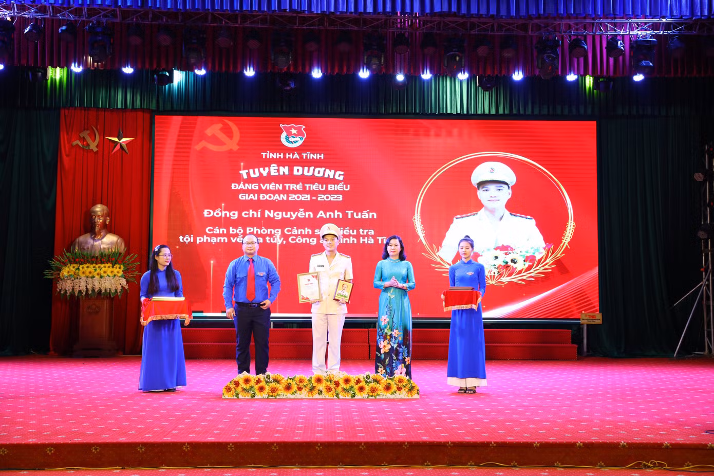 Cán bộ Phòng CSĐT Tội phạm về ma tuý Công an Hà Tĩnh được tuyên dương. Cán bộ Phòng CSĐT Tội phạm về ma tuý Công an Hà Tĩnh được tuyên dương.