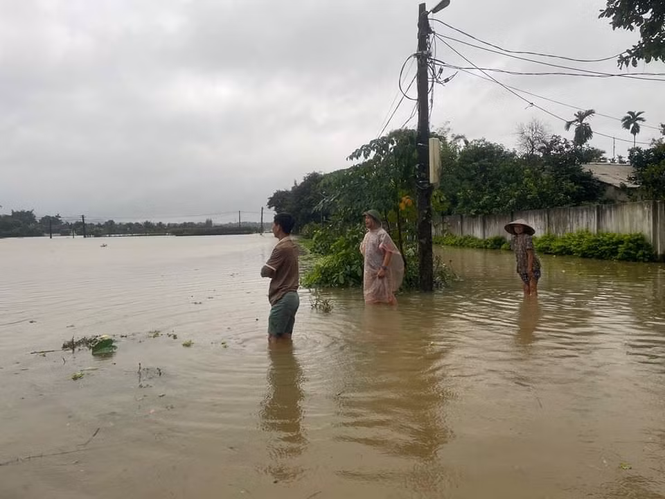 Nhiều khu vực đường dân sinh tại Hà Tĩnh bị ngập do mưa lớn.
