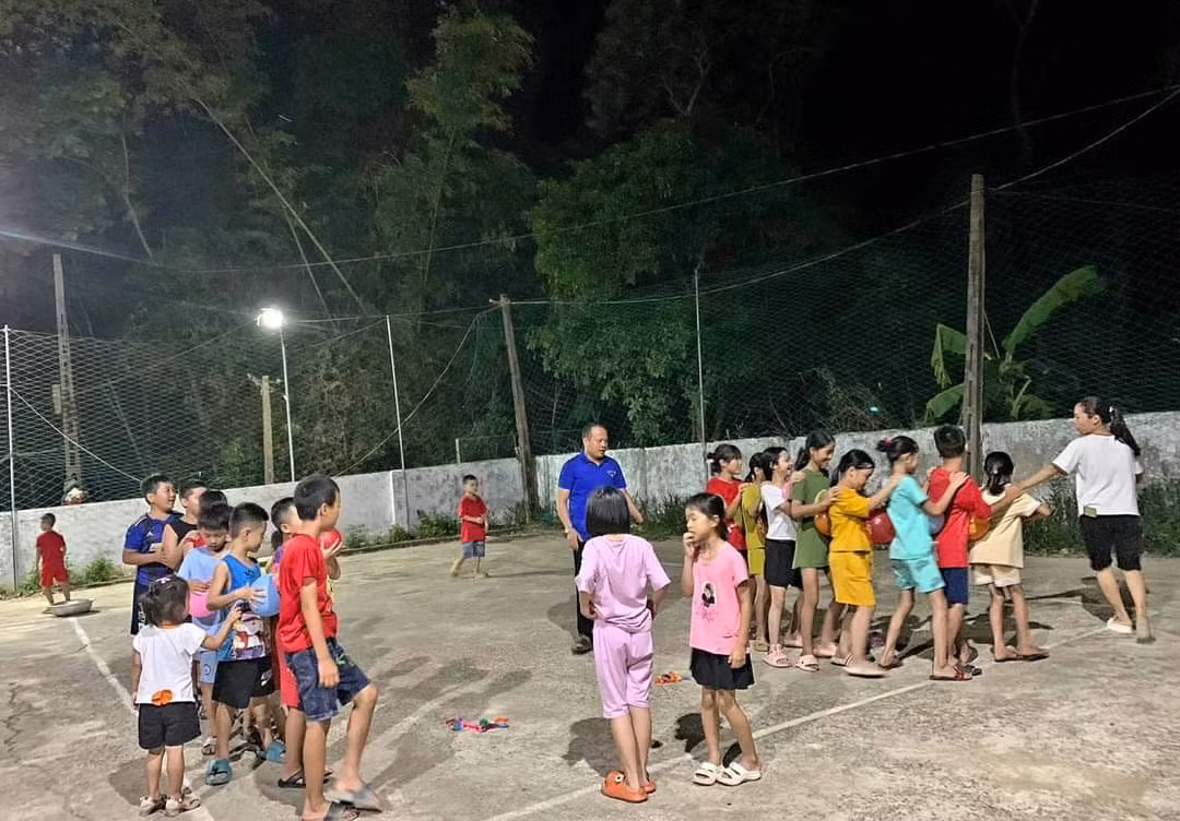 Không chỉ thực hiện nhiều công trình ý nghĩa mà anh Quế còn luôn hăng say với hoạt động dịp hè cho thiếu nhi.