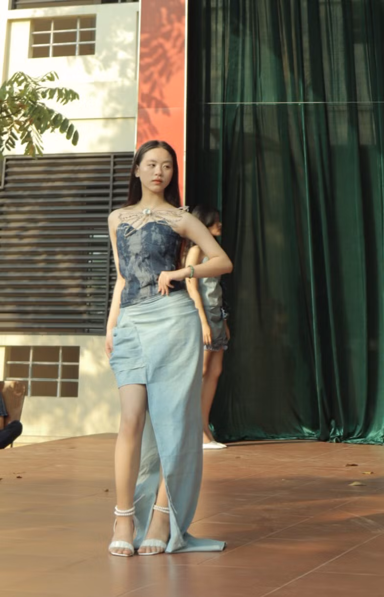 Được biết, đây là những sản phẩm dự thi chương trình "Thời trang và cuộc sống" với chủ đề sáng tạo từ vải jeans tái chế, do Đoàn trường THPT Nguyễn Trung Thiên tổ chức và khởi xướng. Được biết, đây là những sản phẩm dự thi chương trình "Thời trang và cuộc sống" với chủ đề sáng tạo từ vải jeans tái chế, do Đoàn trường THPT Nguyễn Trung Thiên tổ chức và khởi xướng.