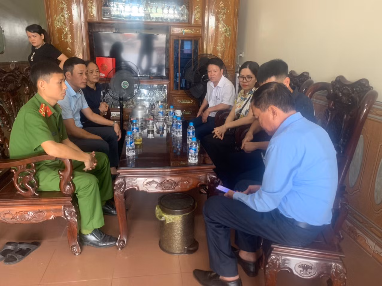 Chính quyền địa phương đến tổ chức thăm hỏi, động viên gia đình hai nạn nhân. Chính quyền địa phương đến tổ chức thăm hỏi, động viên gia đình hai nạn nhân.