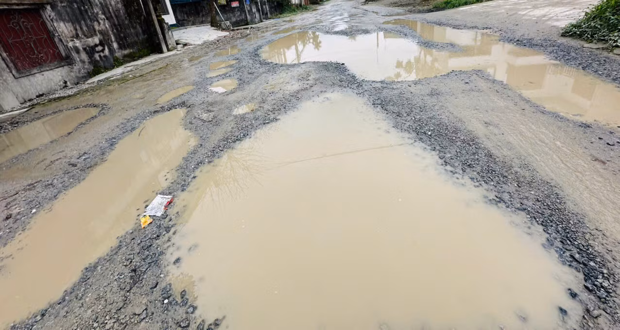 Trao đổi với Tiền Phong, lãnh đạo thị trấn Thạch Hà (huyện Thạch Hà) cho biết, thời gian qua, tuyến đường Sông Cày xuống cấp nghiêm trọng, người dân cũng nhiều lần kiến nghị, đề xuất để có phương án xử lý nhằm đảm bảo an toàn giao thông trên tuyến. Tuy nhiên, đến nay vẫn chưa có biện pháp khắc phục. Theo lãnh đạo địa phương, đường xuống cấp tạo thành những vũng nước sâu, tiềm ẩn nguy cơ tai nạn giao thông, đặc biệt vào ban đêm khi tầm nhìn hạn chế. Trao đổi với Tiền Phong, lãnh đạo thị trấn Thạch Hà (huyện Thạch Hà) cho biết, thời gian qua, tuyến đường Sông Cày xuống cấp nghiêm trọng, người dân cũng nhiều lần kiến nghị, đề xuất để có phương án xử lý nhằm đảm bảo an toàn giao thông trên tuyến. Tuy nhiên, đến nay vẫn chưa có biện pháp khắc phục. Theo lãnh đạo địa phương, đường xuống cấp tạo thành những vũng nước sâu, tiềm ẩn nguy cơ tai nạn giao thông, đặc biệt vào ban đêm khi tầm nhìn hạn chế.