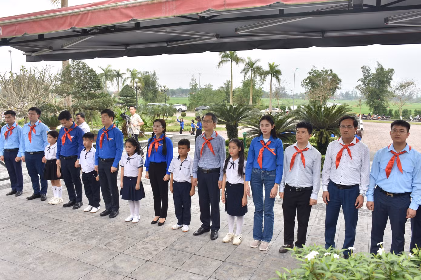 Đoàn đại biểu dâng hương tại khu mộ Anh hùng liệt sỹ Lý Tự Trọng. (Ảnh HN) Đoàn đại biểu dâng hương tại khu mộ Anh hùng liệt sỹ Lý Tự Trọng. (Ảnh HN)