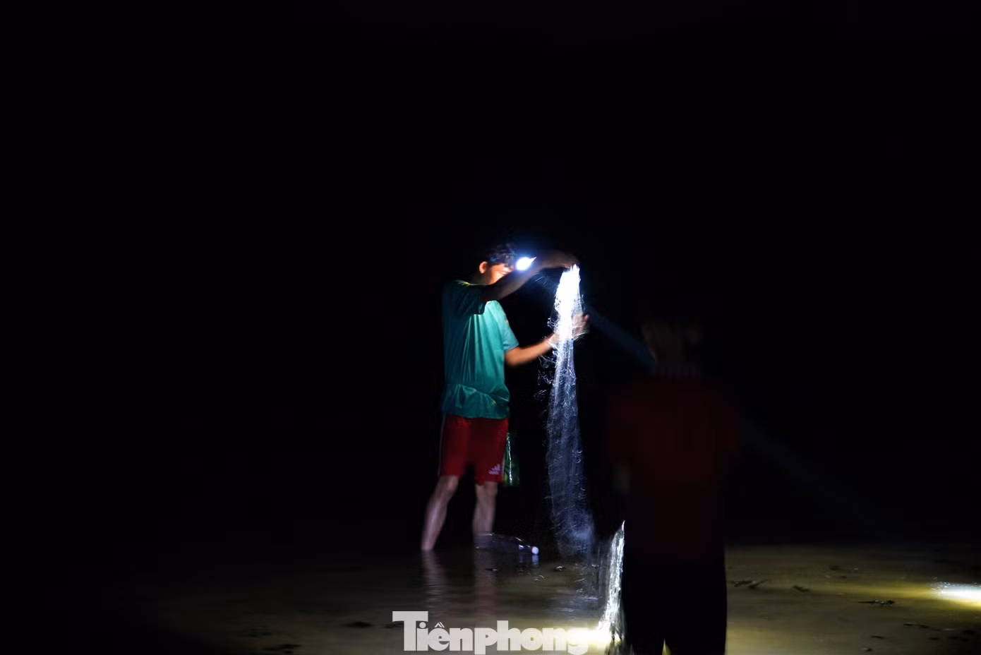 Nước ở giữa lòng sông, nhưng chưa qua đầu gối. Tranh thủ những ngày này, người dân chuẩn bị ngư cụ xuống sông bắt cá.