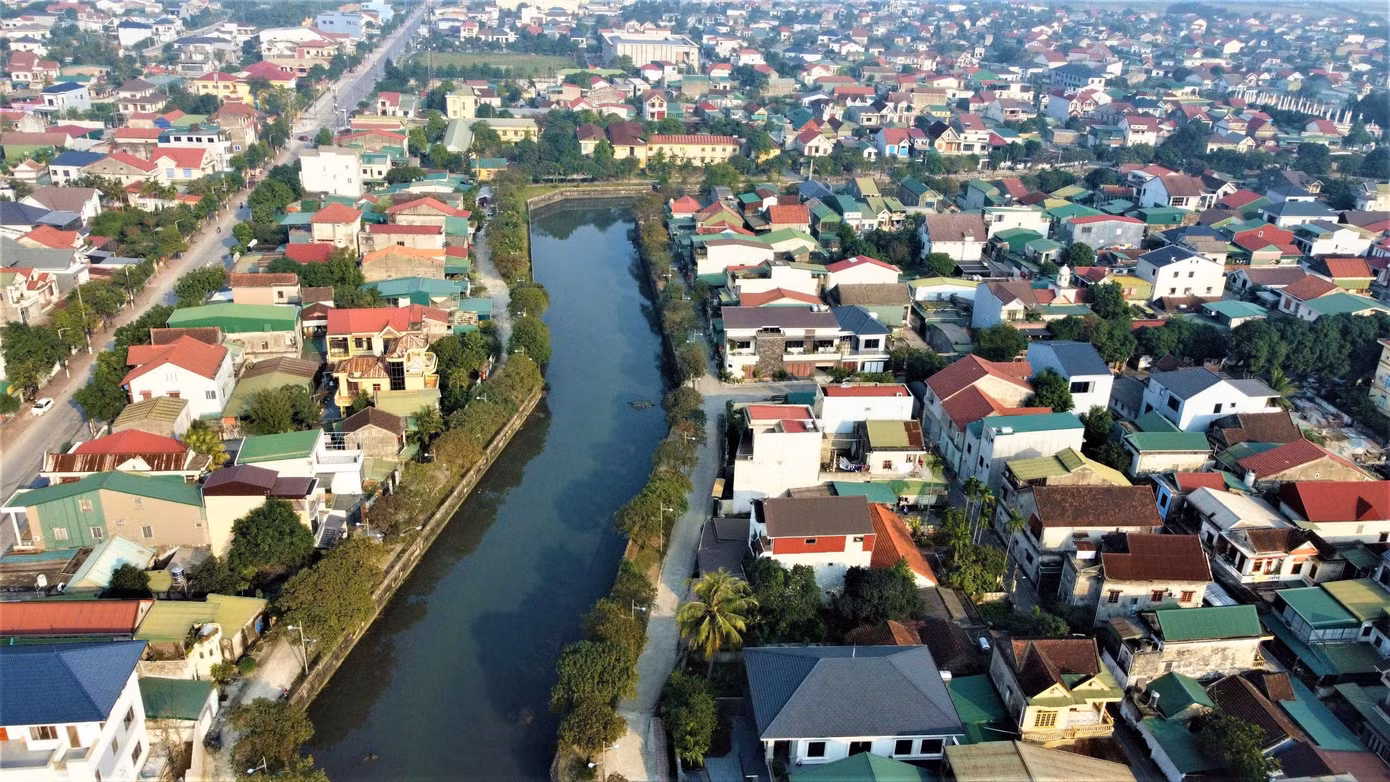 Hào thành Hà Tĩnh hiện chỉ còn lại những dấu tích mờ nhạt như phần tường thành, hào nước. Tuy không còn giữ được hình dáng như trước, những dấu tích này là minh chứng sống động, mang nét văn hoá, lịch sử… Trong ảnh dòng nước tại hào thành nhìn từ trên cao như con sông nhỏ uốn lượn giữa lòng thành phố.