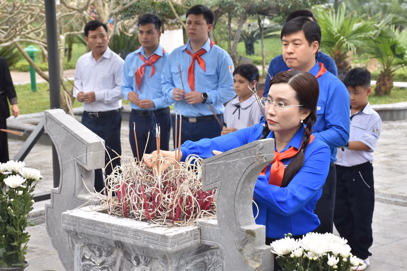 Đoàn đại biểu dâng hương tại khu mộ Anh hùng liệt sỹ Lý Tự Trọng. (Ảnh HN) Đoàn đại biểu dâng hương tại khu mộ Anh hùng liệt sỹ Lý Tự Trọng. (Ảnh HN)