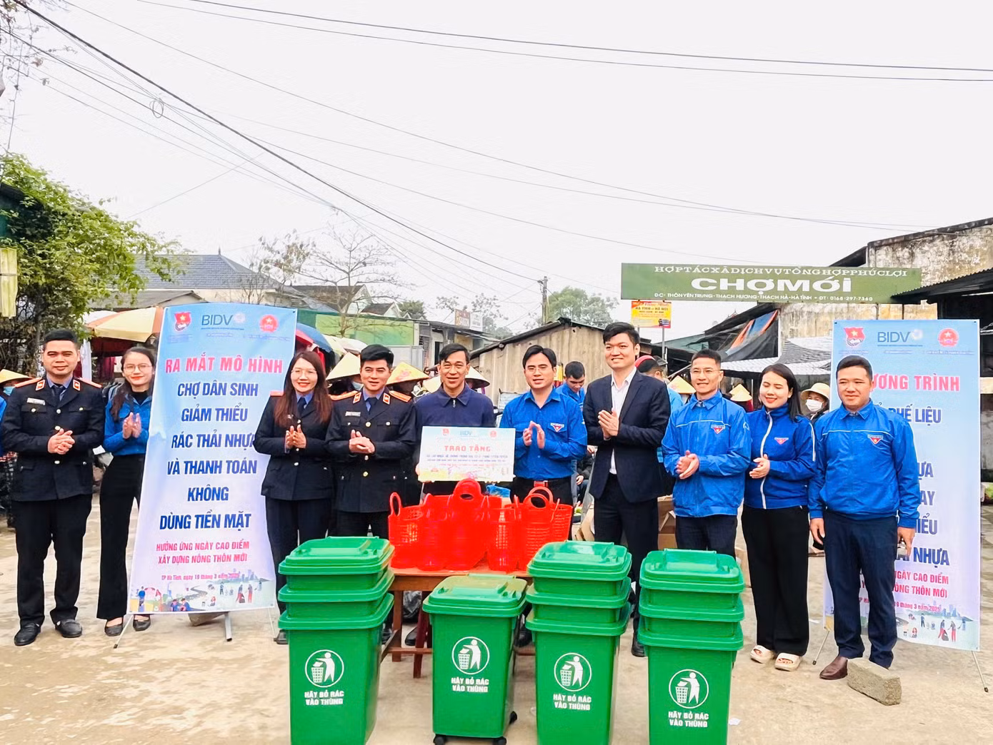 Đồng thời tổ chức trao tặng ban quản lý chợ 1 pano và 10 thùng thu gom rác.