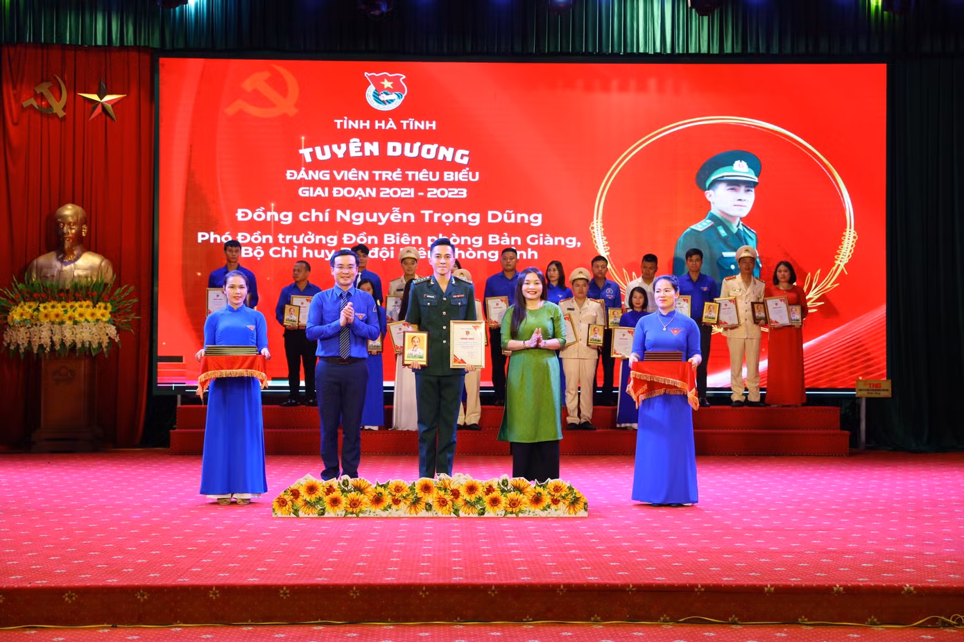 Hà Tĩnh tuyên dương 35 đảng viên, cán bộ công chức, viên chức trẻ giỏi. Hà Tĩnh tuyên dương 35 đảng viên, cán bộ công chức, viên chức trẻ giỏi.