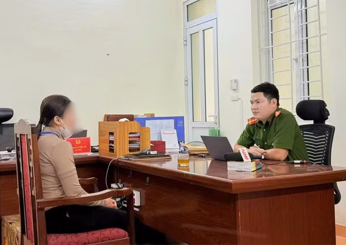 Chị T. trình báo tại cơ quan Công an. Ảnh: Công an Hà Tĩnh
