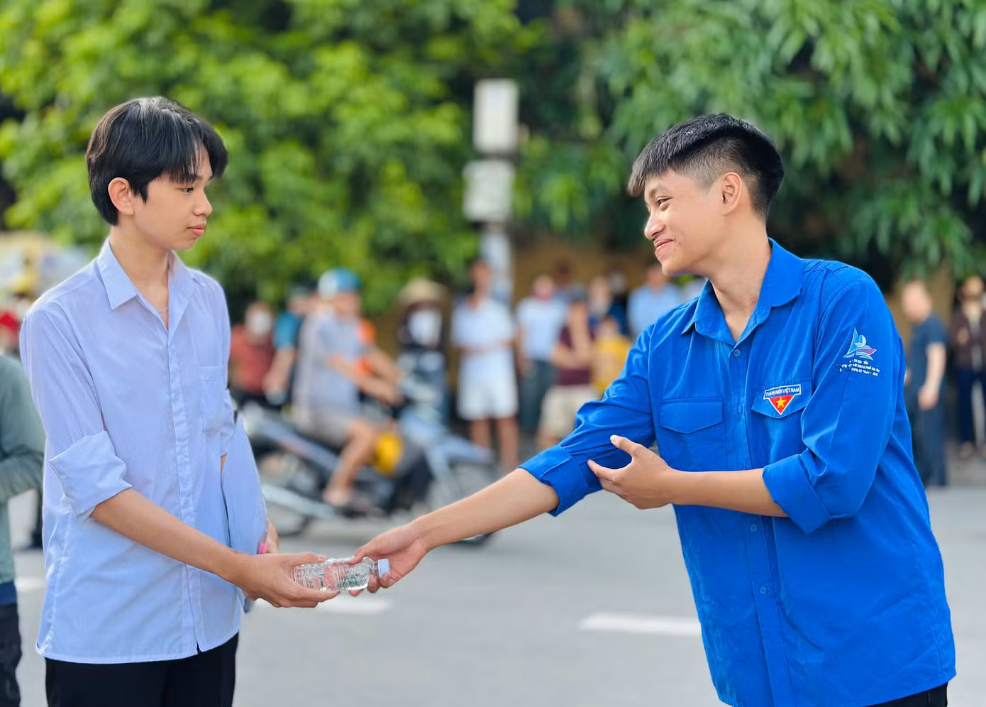 Không chỉ hỗ trợ về vật chất, sự xuất hiện của các tình nguyện viên còn tiếp thêm tinh thần, xua tan áp lực thi cử.