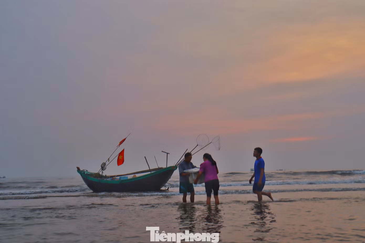 Những ngày qua, khi mặt trời lấp ló đằng đông cũng là lúc đoàn thuyền của ngư dân ở ven biển xã Thạch Văn (huyện Thạch Hà, tỉnh Hà Tĩnh) quay đầu trở vào đất liền sau một đêm câu mực vất vả.