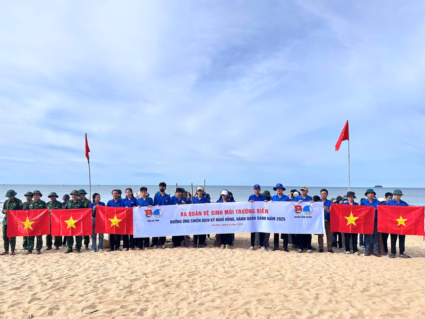 Hưởng ứng Chiến dịch Thanh niên tình nguyện hè năm 2025, Tỉnh Đoàn, Hội LHTN Việt Nam tỉnh Hà Tĩnh phối hợp với Huyện Đoàn Cẩm Xuyên tổ chức chương trình “Tô thắm màu cờ” và ra quân vệ sinh môi trường biển tại bãi biển Thiên Cầm. Ảnh: Hoài Nam Hưởng ứng Chiến dịch Thanh niên tình nguyện hè năm 2025, Tỉnh Đoàn, Hội LHTN Việt Nam tỉnh Hà Tĩnh phối hợp với Huyện Đoàn Cẩm Xuyên tổ chức chương trình “Tô thắm màu cờ” và ra quân vệ sinh môi trường biển tại bãi biển Thiên Cầm. Ảnh: Hoài Nam