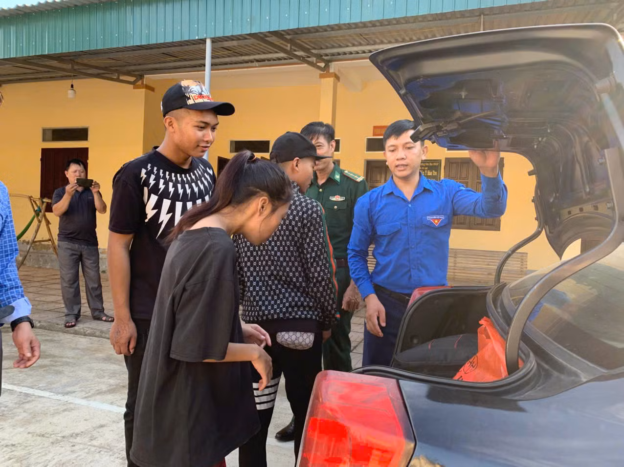 Một trong những điểm nhấn của mùa “tiếp sức” năm nay là sự đồng hành cùng 3 thí sinh người dân tộc Chứt tại huyện Hương Khê. Từ việc đón các em tại nhà, đến chuẩn bị đồ dùng cá nhân, đưa đón an toàn đến điểm thi giúp các em yên tâm bước vào kỳ thi quan trọng.
