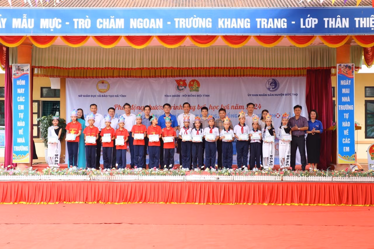 Ban tổ chức trao tặng 20 suất quà cho các em học sinh. Ban tổ chức trao tặng 20 suất quà cho các em học sinh.
