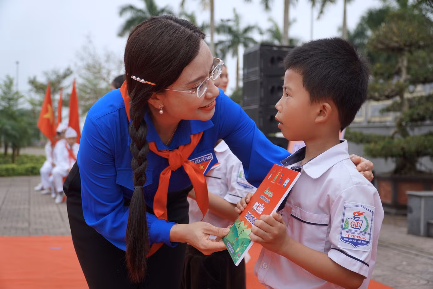 Tại buổi lễ, Trung ương Đoàn, Hội đồng Đội Trung ương và đơn vị đồng hành trao 20 suất học bổng dành tặng các bạn thiếu nhi gặp hoàn cảnh khó khăn. Trong ảnh: Chị Nguyễn Phạm Duy Trang - Bí thư Trung ương Đoàn, trao học bổng tặng học sinh có hoàn cảnh khó khăn. Tại buổi lễ, Trung ương Đoàn, Hội đồng Đội Trung ương và đơn vị đồng hành trao 20 suất học bổng dành tặng các bạn thiếu nhi gặp hoàn cảnh khó khăn. Trong ảnh: Chị Nguyễn Phạm Duy Trang - Bí thư Trung ương Đoàn, trao học bổng tặng học sinh có hoàn cảnh khó khăn.