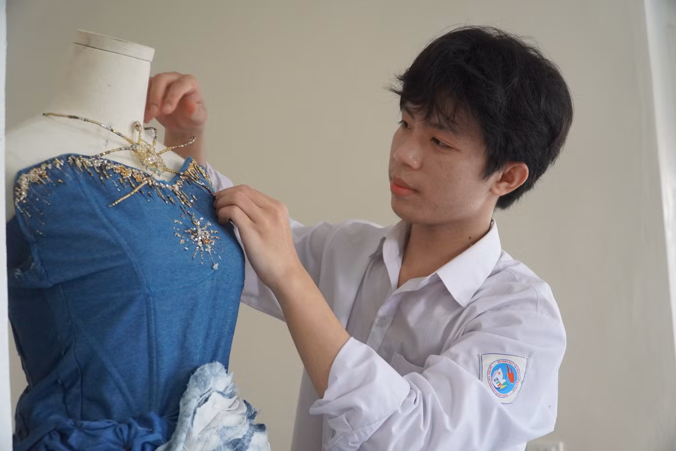Em Nguyên cho biết, bộ sưu tập mang tên “Mùi”. Trong bộ sưu tập này có 5 sản phẩm mang tên Sen, Đào, Khơi, Hạc, Công. Em Nguyên cho biết, bộ sưu tập mang tên “Mùi”. Trong bộ sưu tập này có 5 sản phẩm mang tên Sen, Đào, Khơi, Hạc, Công.