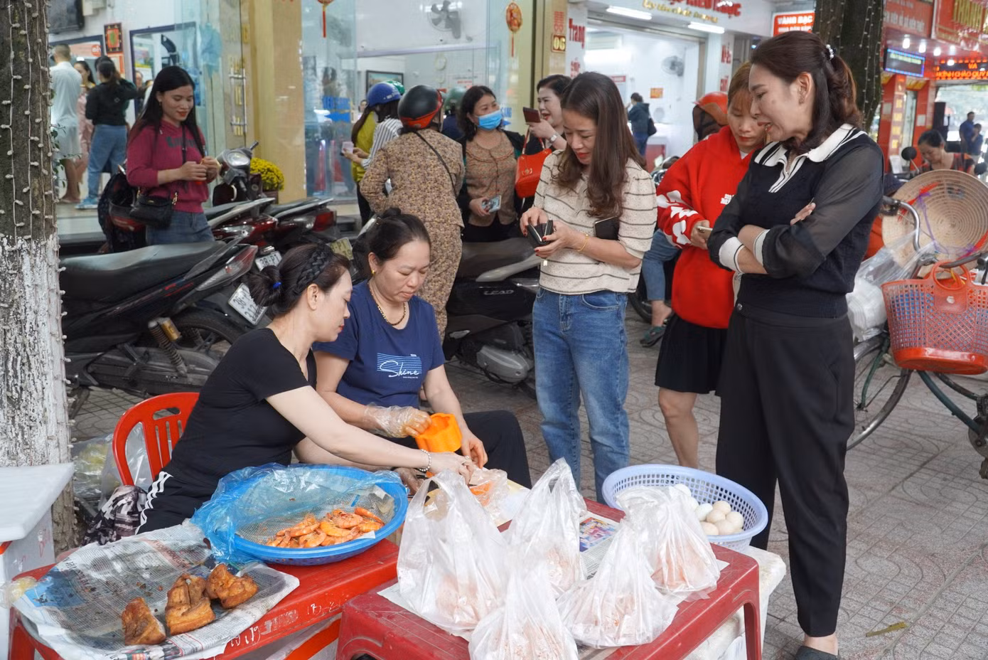 Mâm cúng tam sên gồm xôi gấc, thịt quay, tôm và trứng luộc đến vỉa hè bày bán. Món này thu hút khách đến ghé mua. Mâm cúng tam sên gồm xôi gấc, thịt quay, tôm và trứng luộc đến vỉa hè bày bán. Món này thu hút khách đến ghé mua.