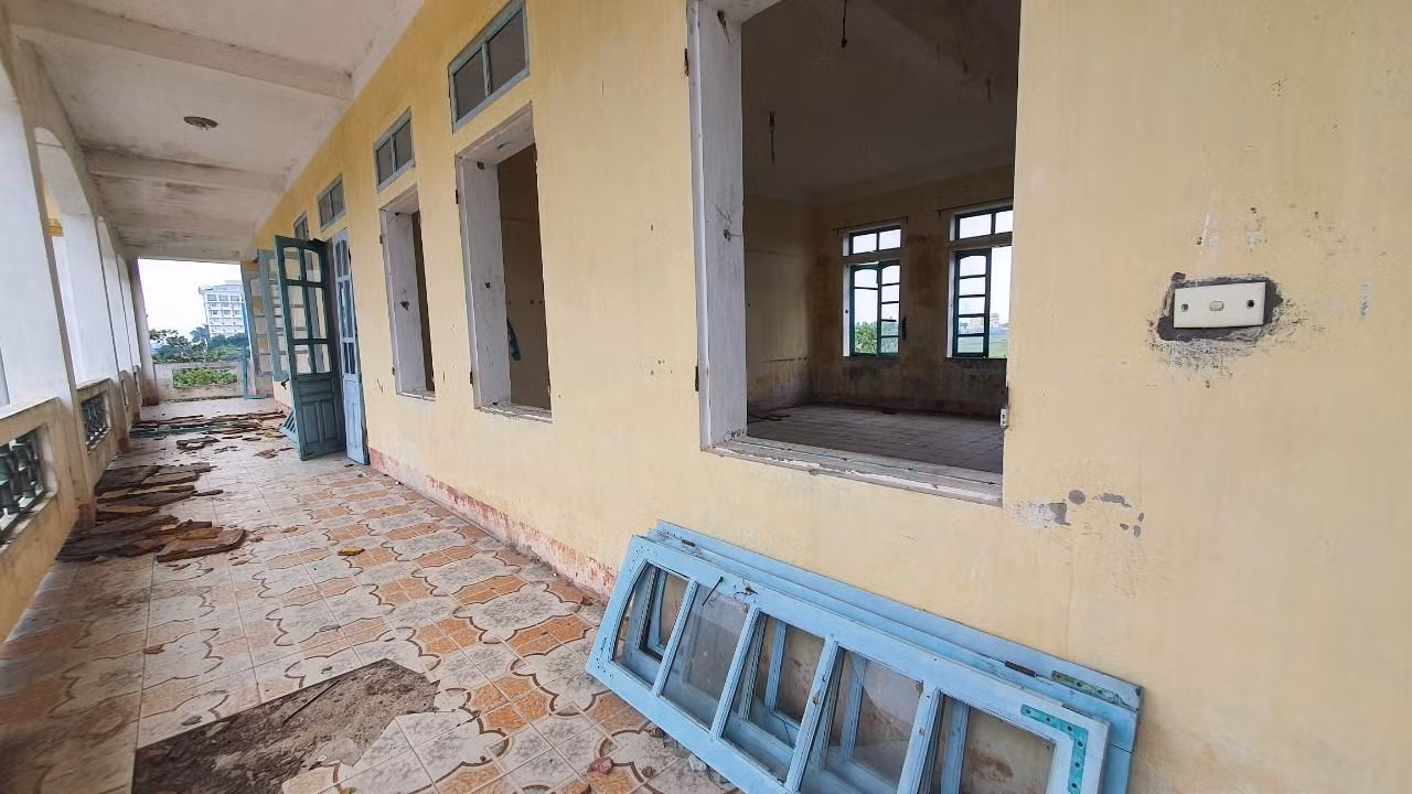 Không được bảo vệ nên một số hạng mục trong trường đã bị lấy đi. Nhiều người cũng đưa trâu bò vào đây chăn thả vì không bị ai cấm đoán, nhắc nhở.