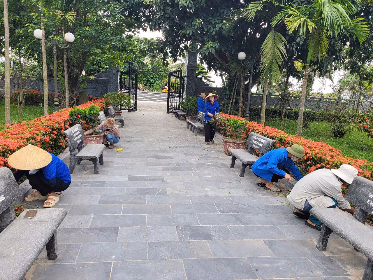 Tại xã Gia Hanh (đơn vị hành chính mới sáp nhập từ xã Gia Hanh, xã Khánh Vĩnh Yên và xã Thanh Lộc), lực lượng đoàn viên, thanh niên cũng đã huy động đông đảo tham gia dọn vệ sinh, chỉnh trang khuôn viên tại các cụm đài tưởng niệm liệt sĩ trên địa bàn.