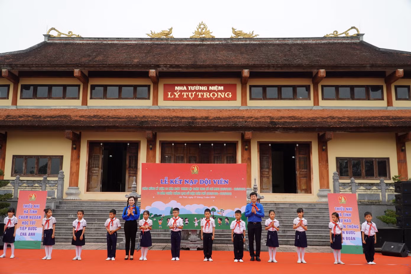 Buổi lễ kết nạp 70 thiếu niên tiêu biểu thuộc Liên đội Trường Tiểu học Lý Tự Trọng vào tổ chức Đội Thiếu niên Tiền phong Hồ Chí Minh. Buổi lễ kết nạp 70 thiếu niên tiêu biểu thuộc Liên đội Trường Tiểu học Lý Tự Trọng vào tổ chức Đội Thiếu niên Tiền phong Hồ Chí Minh.