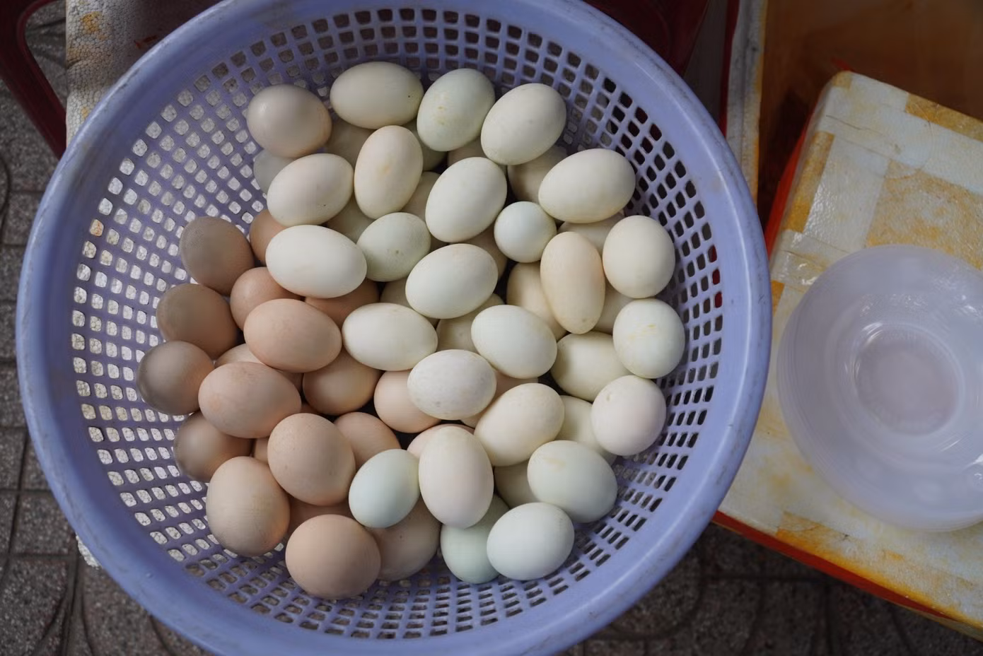 Theo người bán, mâm tam sên gồm 3 con tôm càng, một miếng thịt heo và 3 quả trứng luộc. Theo người bán, mâm tam sên gồm 3 con tôm càng, một miếng thịt heo và 3 quả trứng luộc.