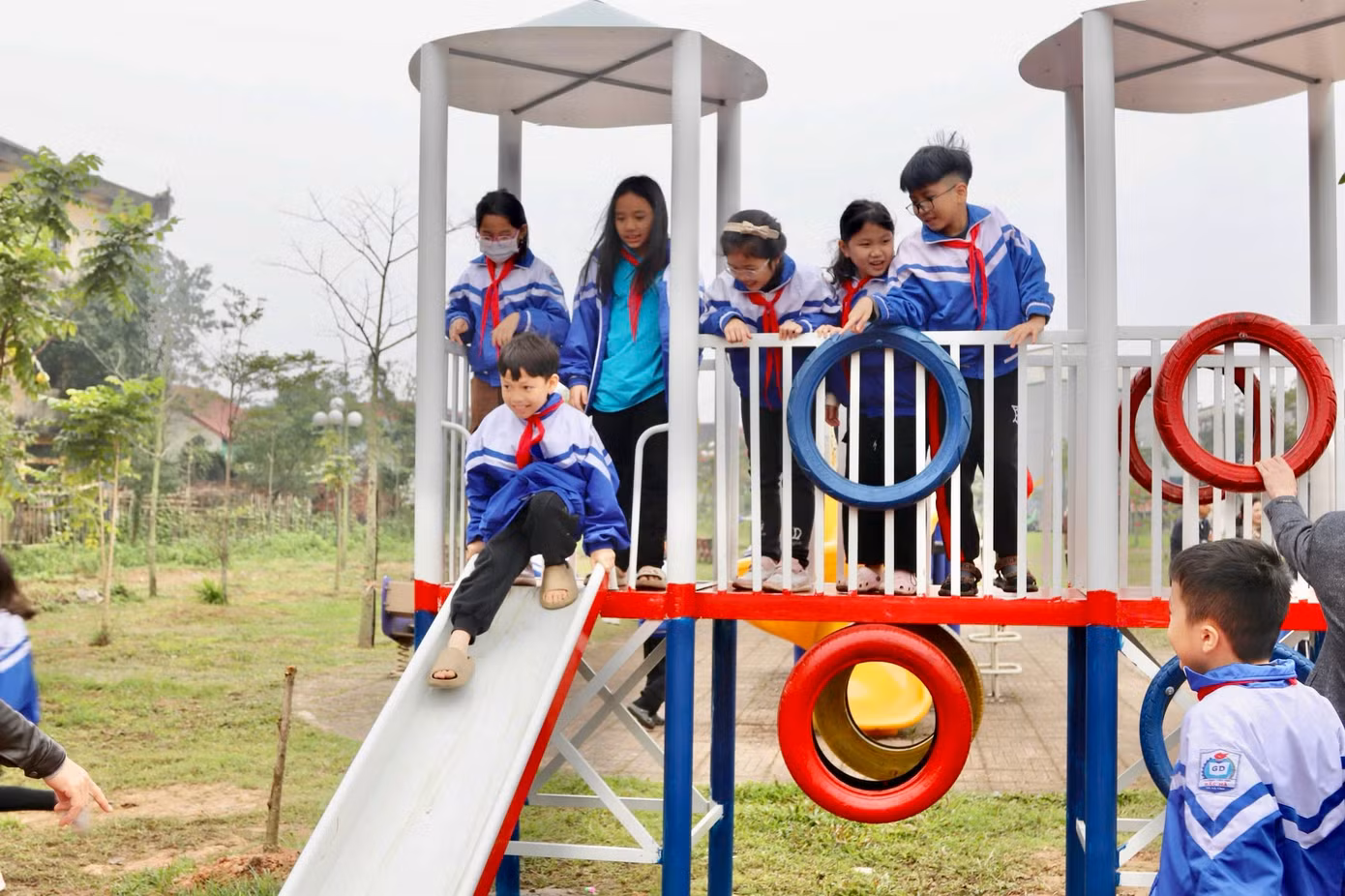 Công trình gồm 5 hạng mục vui chơi được lắp ráp từ các nguyên vật liệu tái chế như lốp xe, gỗ... và 2 biển bảng giáo dục bảo vệ môi trường sử dụng năng lượng mặt trời và trang bị các thùng rác công cộng.