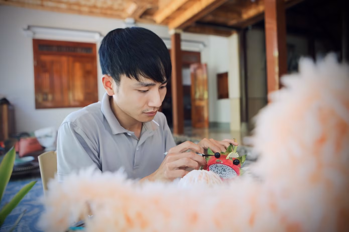 "Tôi chỉ nhận mỗi ngày làm 3 đơn hàng thôi. Có những hôm khách đặt nhiều phải nhờ thêm người hỗ trợ. Như năm ngoái cận ngày tôi không nhận nữa vì không kịp làm", anh Thiết chia sẻ. "Tôi chỉ nhận mỗi ngày làm 3 đơn hàng thôi. Có những hôm khách đặt nhiều phải nhờ thêm người hỗ trợ. Như năm ngoái cận ngày tôi không nhận nữa vì không kịp làm", anh Thiết chia sẻ.