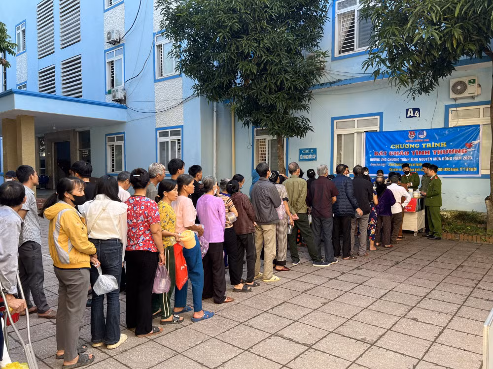 Đoàn Thanh niên Công an huyện Hương Sơn (Hà Tĩnh) vừa phối hợp với Chi đoàn Trung tâm y tế huyện tổ chức nấu hơn 350 suất cháo tình thương cho bệnh nhân nghèo đang điều trị tại Trung tâm y tế huyện Hương Sơn. Ảnh: H.N