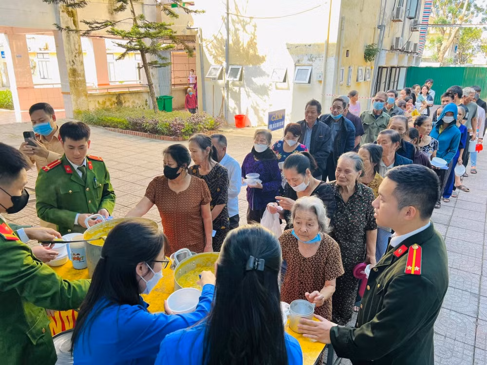 Đoàn viên thanh niên các đơn vị đã tận tay chuẩn bị và trao hơn 350 suất cháo đến người bệnh có hoàn cảnh khó khăn.