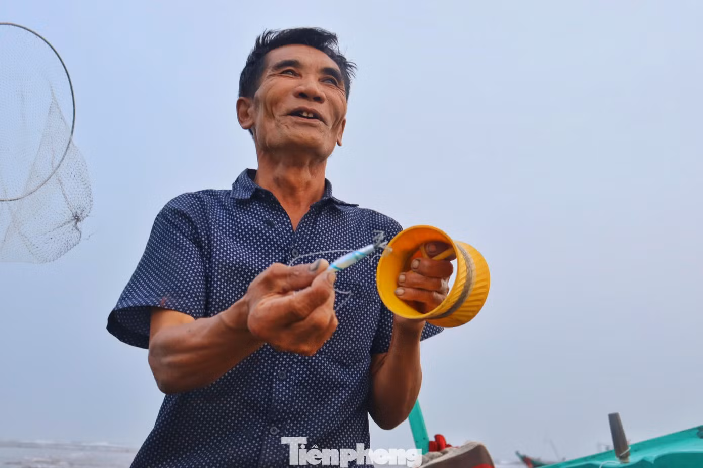Dụng cụ để câu mực cũng rất đơn giản không cầu kỳ, chỉ một chiếc cần câu bằng tre dài khoảng 1m, có dính mồi giả. Trên thuyền có gắn đèn chiếu sáng để mỗi khi màn đêm buông xuống bật đèn để “nhử” mực cắn câu.