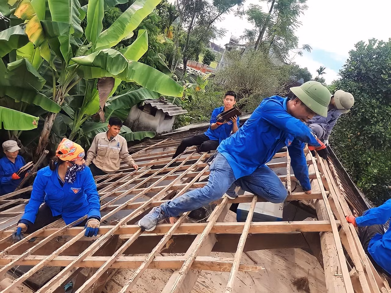 Dù khuyết tay nhưng anh Quế luôn hăng say tình nguyện, tham gia hỗ trợ tu sửa nhà giúp người dân.