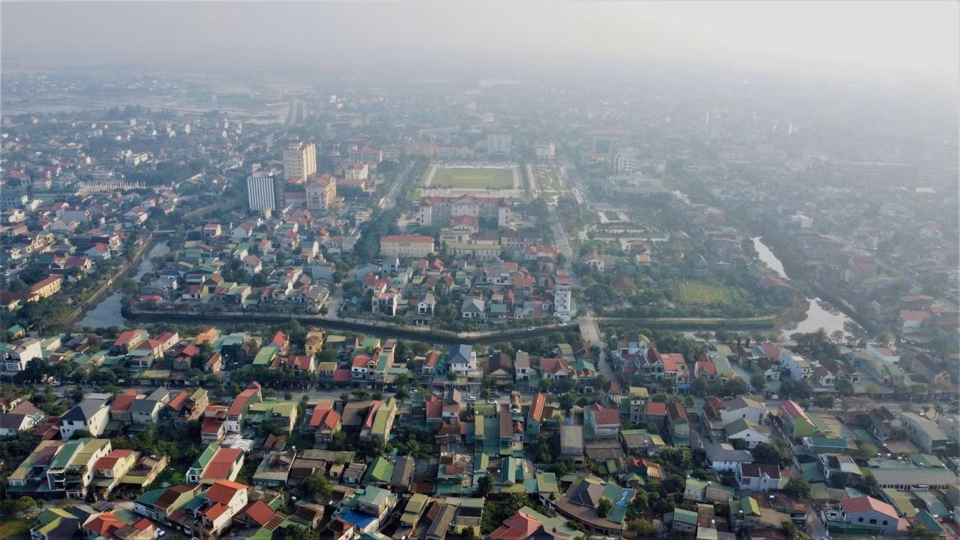Trong ảnh là dấu tích thành cổ Hà Tĩnh được chụp lại trong sách Thành cổ Hà Tĩnh và các phủ, huyện xưa và hình ảnh của thành cổ Hà Tĩnh hiện tại.