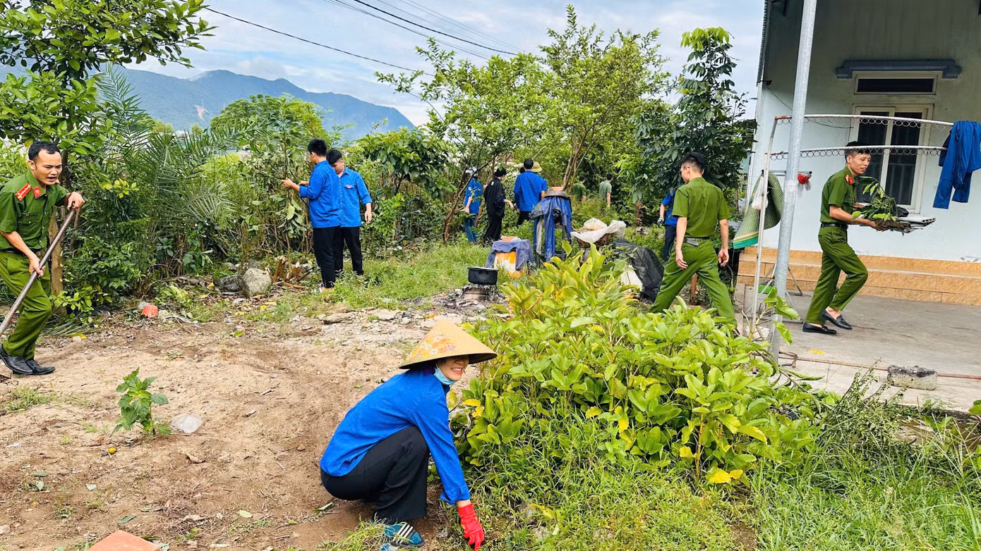 Trong sáng 6/7, Đoàn phường Hoành Sơn (đơn vị mới sáp nhập từ phường Kỳ Nam, phường Kỳ Phương, phường Kỳ Liên và một phần dân số xã Kỳ Lợi) cũng đã tổ chức chỉnh trang, vệ sinh nhà cửa, vườn cho 3 hộ gia đình chính sách.