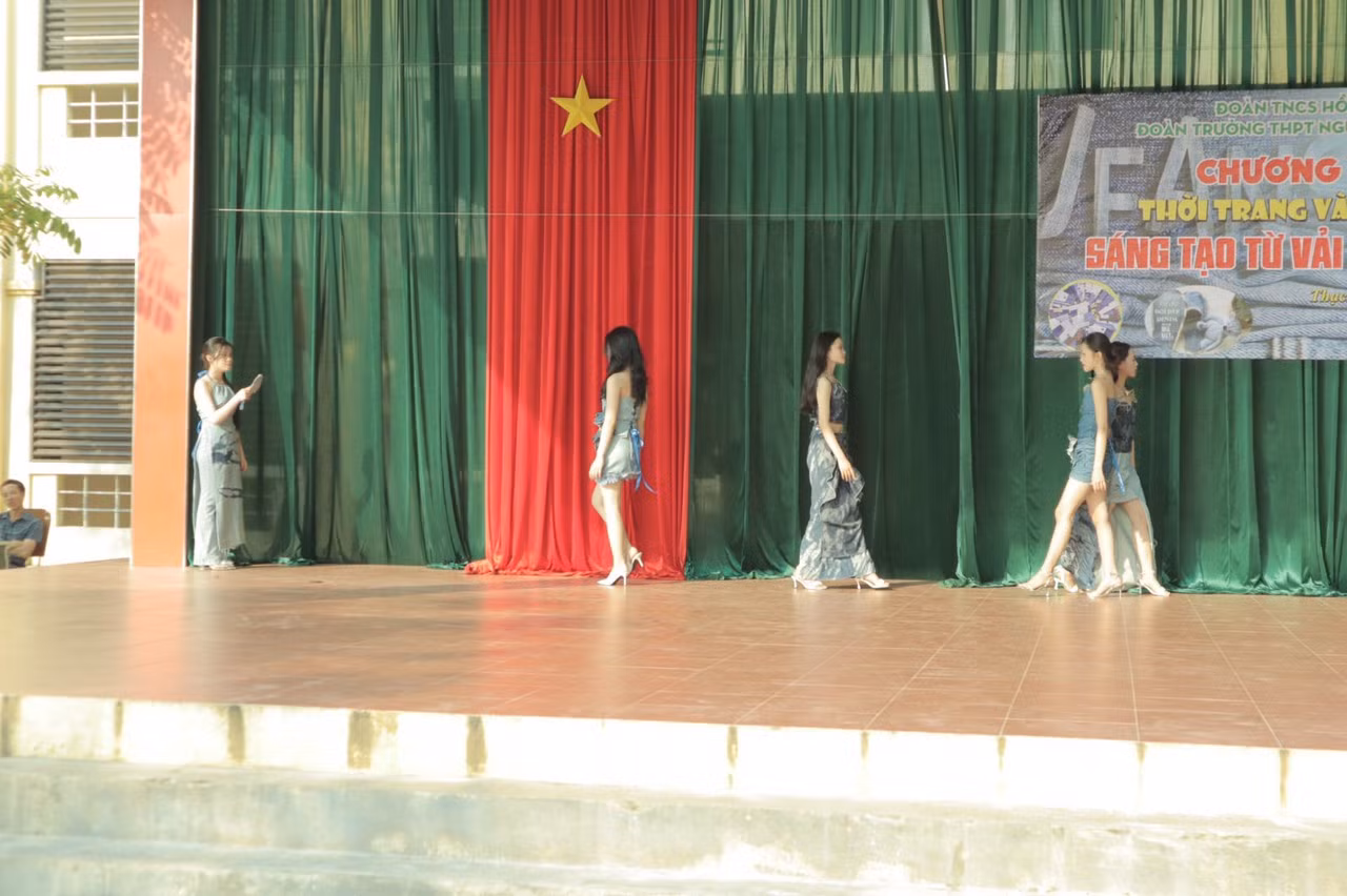 Đăng Nguyên cho biết, những bộ sưu tập này em sẽ bán đấu giá trên sàn điện tử. Số tiền thu được em sẽ trích 30% để hoạt động từ thiện, giúp đỡ trẻ em có hoàn cảnh khó khăn. Còn 70% sẽ đưa vào quỹ để nhóm tiếp tục hoạt động. Đăng Nguyên cho biết, những bộ sưu tập này em sẽ bán đấu giá trên sàn điện tử. Số tiền thu được em sẽ trích 30% để hoạt động từ thiện, giúp đỡ trẻ em có hoàn cảnh khó khăn. Còn 70% sẽ đưa vào quỹ để nhóm tiếp tục hoạt động.