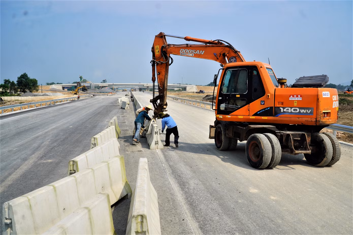 “Tại công trường hiện đơn vị thi công huy động hơn 500 công nhân với gần 300 đầu máy, thiết bị làm việc từ 5h sáng đến 22h đêm mới nghỉ. Thời tiết những ngày tới đang thuận lợi cho quá trình thi công, nên tiến độ sẽ hoàn thành trước 30/4”, ông Trần Đình Ngân cho hay.