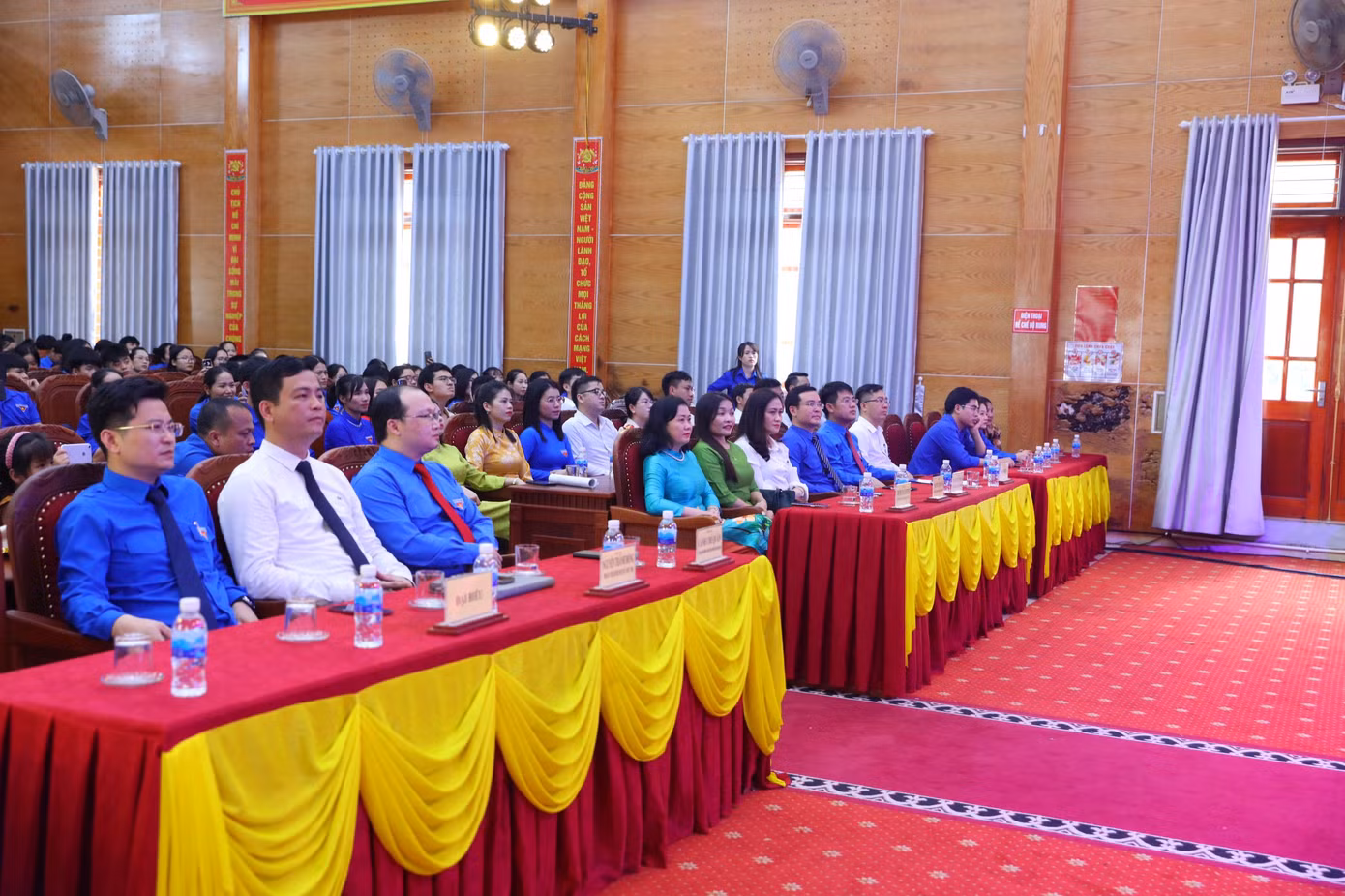 Đại biểu, lãnh đạo tham dự chương trình. Đại biểu, lãnh đạo tham dự chương trình.