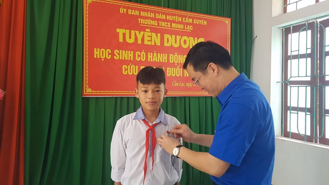Em Nguyễn Văn Dương nhận huy hiệu “Tuổi trẻ dũng cảm”