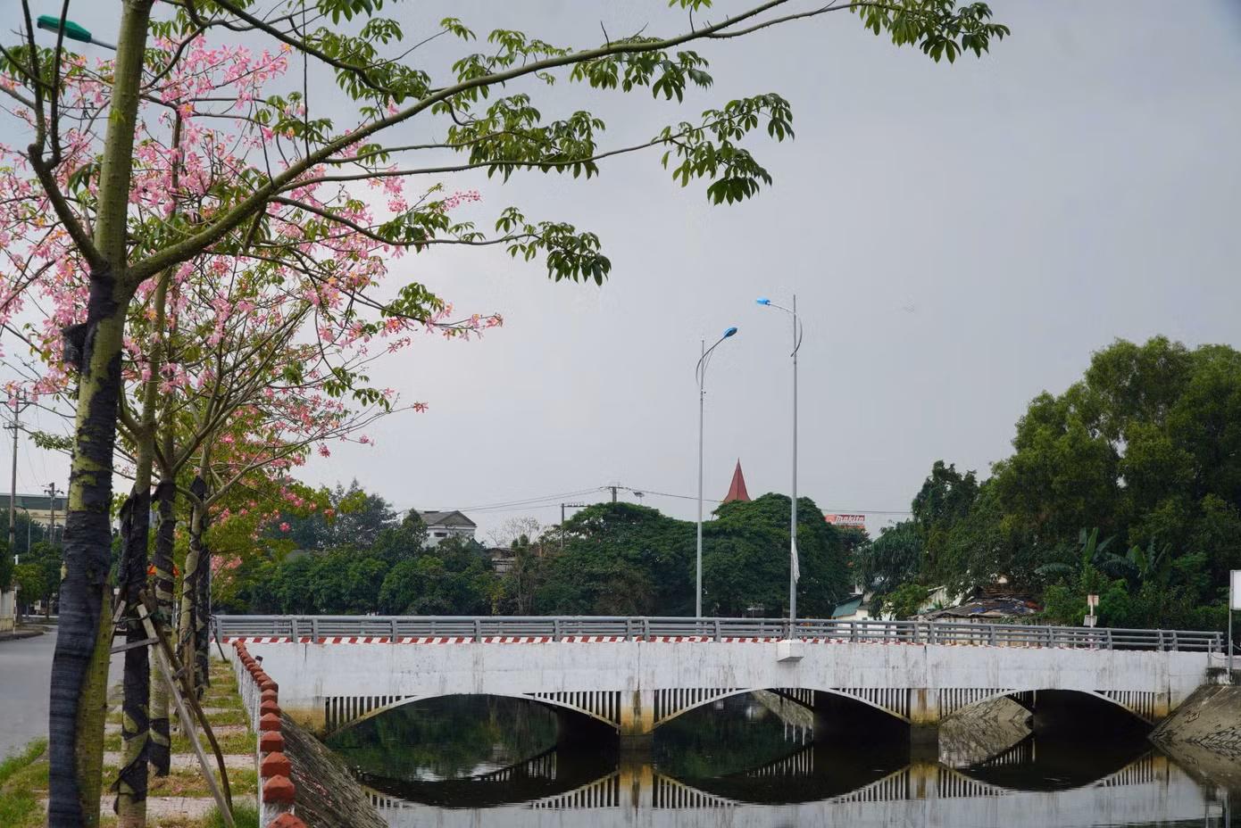 Một góc hào thành hiện tại sau nhiều lần trùng tu, sửa chữa vẫn mang những nét kiến trúc xưa với dạng cầu vồng bắc qua hào.