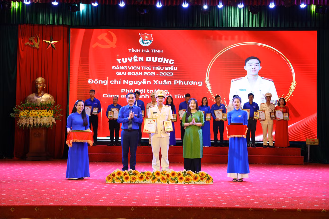 Những người trẻ được tuyên dương là những gương mặt đã phát huy tinh thần tiên phong, gương mẫu, nỗ lực, sáng tạo và đạt nhiều thành tích. Những người trẻ được tuyên dương là những gương mặt đã phát huy tinh thần tiên phong, gương mẫu, nỗ lực, sáng tạo và đạt nhiều thành tích.