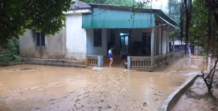 Nhà hộ dân ở xã Đức Hương bị lũ ống khiến bùn đất đổ vào nhà.